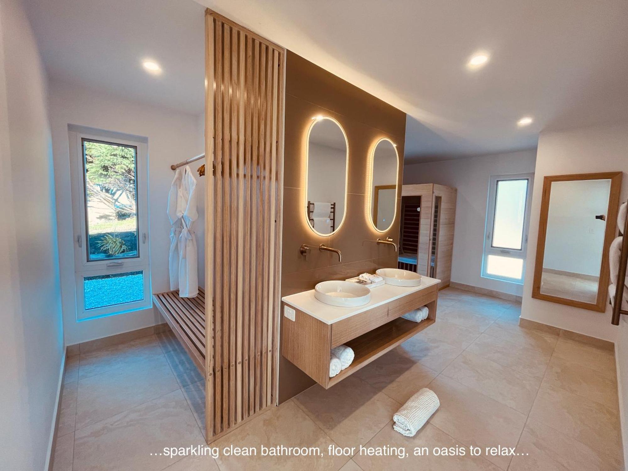 Falmouth Saltwater - Absolute Oceanfront, Fire Pits, Some Villas With Hot Tubs And Sauna מראה חיצוני תמונה